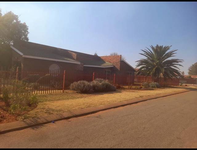 4 BEDROOM HOUSE FOR SALE IN MEYERTON PARK